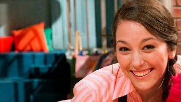 Suki López en su personaje de Nina en "Sesame Street" junto a Elmo.
