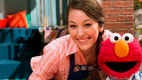 Suki López en su personaje de Nina en "Sesame Street" junto a Elmo.