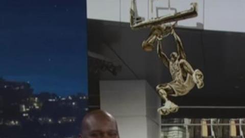 El momento en el que Jimmy Kimmel le da la noticia a Shaquille O'Neal de su estatua en el Staples Center.