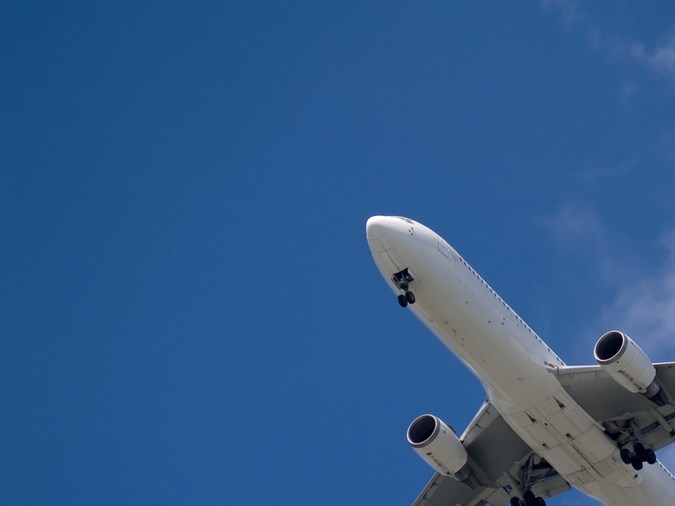 Seguridad aérea y aerolíneas más seguras en 2026 Un avión de Qantas despegando en Estados Unidos