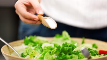 Además de evitar alimentos procesados con mucho sodio, se debe tener cuidado con la sal que utilizamos en la mesa.