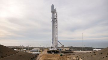 El cohete SpaceX Falcon 9 con la nave espacial Jason-3 a bordo, el 16 de enero de 2016, en California.
