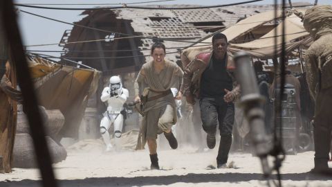 'Star Wars. The Force Awakens' está a solo $20 millones de convertirse en el filme más taquillero de la historia en EEUU.