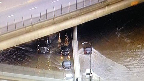 Imagen aérea de la autopista 5 en Sun Valley. /KTLA