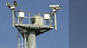 Las torres forman parte del "muro virtual" para proteger la frontera.