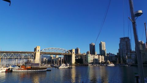 El Downtown de Vancouver desde Granville Island. La ciudad canadiense es un viaje que no puedes dejar de hacer.