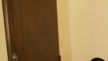 Velatorio de un hombre de 31 años fue embalsamado y colocado en torno a una mesa como si estuviera jugando al póquer.