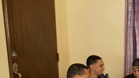 Velatorio de un hombre de 31 años fue embalsamado y colocado en torno a una mesa como si estuviera jugando al póquer.