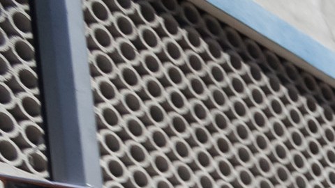 Un grupo de seguidores del fallecido presidente Hugo Chávez gritan consignas y muestran afiches a la afueras de la Asamblea Nacional en Caracas.