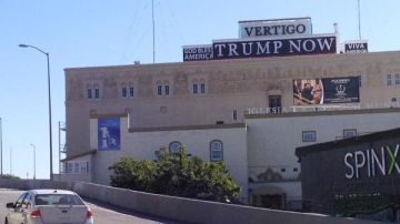 Casa Verigo, salón de eventos en Los Ángeles, muestra propaganda a favor de Donald Trump.