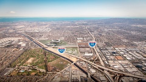 Vista del terreno donde se buscaba construir un estadio en Carson entre las autopistas 405 y 110.