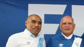 Walter Claverí (segundo de izquierda a derecha) junto a su cuerpo técnico ya viste la camiseta de Guatemala.