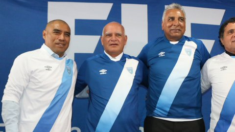 Walter Claverí (segundo de izquierda a derecha) junto a su cuerpo técnico ya viste la camiseta de Guatemala.