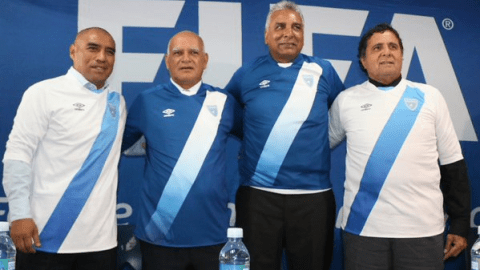 Walter Claverí (segundo de izquierda a derecha) junto a su cuerpo técnico ya viste la camiseta de Guatemala.