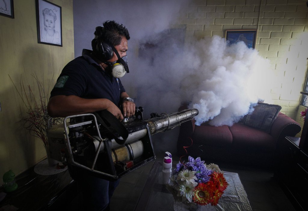 Países de Latinoamérica y el Caribe, como Brasil y Puerto Rico, buscan frenar el virus con la fumigación.