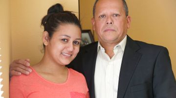 02/03/16 / GLENDALE/18 year-old immigrant Jennifer Rodriguez with her father Rene Rodriguez speaks to La Opinion from the office of Local Integration & Family Empowerment (LIFE) Division in Glendale.  (Photo by Aurelia Ventura/La Opinion)