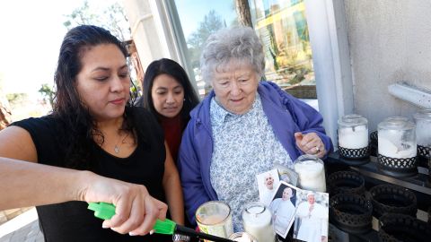 Delia De Anda (izq.) , Irene Copiozo y Silvia Baca se preparan para viajar a México en busca de un milagro que les permita ver al Papa Francisco al país Azteca. /AURELIA VENTURA
