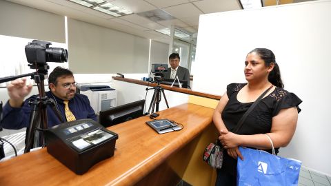En el Consulado General de México en Los Ángeles se pueden tramitar las credenciales de elector.
