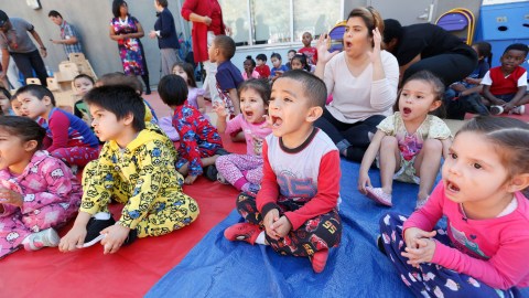 Garantizar el cuidado infantil permitirá que los padres de familia puedan dedicarse sin problemas a su actividad laboral.