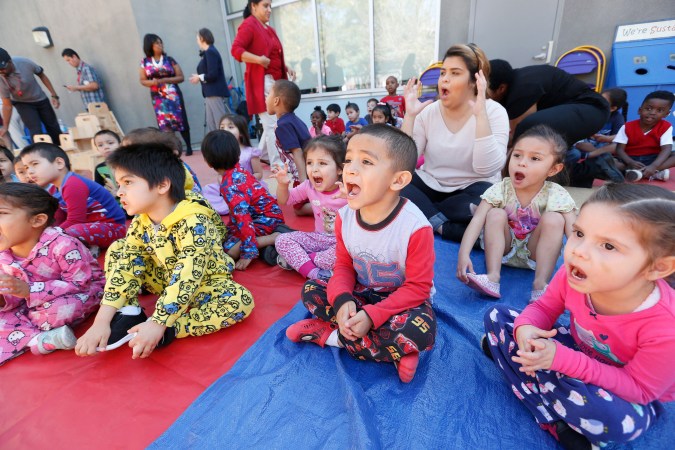 Garantizar el cuidado infantil permitirá que los padres de familia puedan dedicarse sin problemas a su actividad laboral.