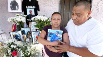 Juan Méndez y su esposa Josefina Rizo, lloran la muerte de su hijo José de 16 años que baleado a muerte por la Policía de Los Ángeles el pasado domingo 6 de febrero. /AURELIA VENTURA
