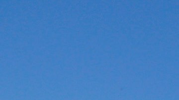 Alex Jiménez de 6 años juega en el patio de la casa de sus padres, cuya tierra fue removida por alta concentración de plomo. /AURELIA VENTURA