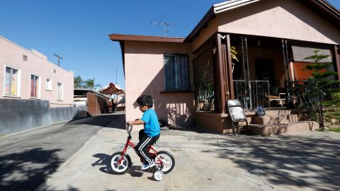 Alex Jiménez de 6 años juega en el patio de la casa de sus padres, cuya tierra fue removida por alta concentración de plomo. /AURELIA VENTURA
