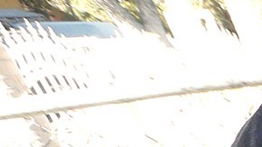 Lucia Jiménez, residente de Maywood, con sus hijos Michael, de 6 meses, y Alex, de 2 años, así como el abuelo Guadalupe Payan. La vivienda de esta familia es una de las afectadas por la contaminación de plomo creada por la planta de baterías Exide. /AURELIA VENTURA