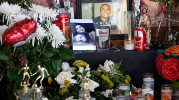 Los familiares crearon un altar en honor de Edwin Ramírez, quien murió abatido a tiros por agentes de Sheriff el domingo pasado en el Este de Los Ángeles. /AURELIA VENTURA