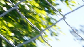 Monserrat Mota carga a su hijo, Arturo Zaragosa, al lado de un predio baldío en Commerce que también podría estar contaminado. /AURELIA VENTURA