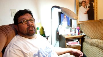 Joe González sufre de un cáncer que él asegura le fue causado por la cercanía a la contaminación emanada por la planta Exide en Vernon. /AURELIA VENTURA