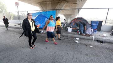 02/29/16 /LOS ANGELES /South Los Angeles neighbors Maria Salamanca (L), ÒCookieÓ June Richard and Ruth Morales (R), are joining forces to speak out on the illegal dumping, prostitution, drugs and homeless encampments in their neighborhood.  (Photo by Aurelia Ventura/La Opinion)