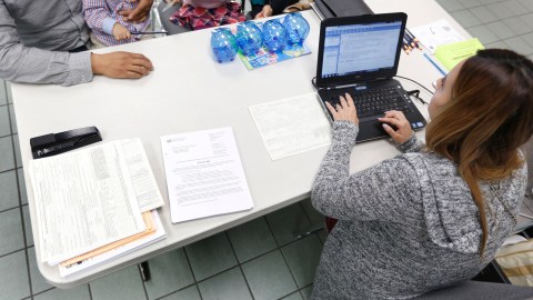 02/29/16 /LOS ANGELES/Jose Sarmiento with his wife Magnolia and young children, Meliz and Josue, file their income taxes at the Los Angeles Mexican consulate as part of a new free service. (Photo by Aurelia Ventura/La Opinion)