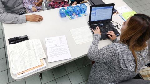 02/29/16 /LOS ANGELES/Jose Sarmiento with his wife Magnolia and young children, Meliz and Josue, file their income taxes at the Los Angeles Mexican consulate as part of a new free service. (Photo by Aurelia Ventura/La Opinion)
