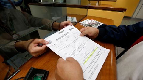 Muchos inmigrantes se meten en problemas legales en México y en EEUU al usar otra identidad en este país.