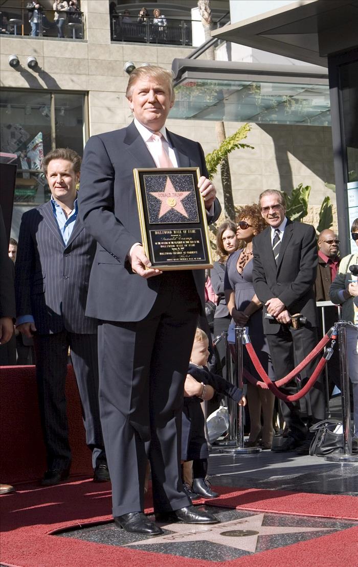 Ell aspirante a la nominación presidencial republicana Donald Trump (c), tras recibir la estrella en el Paseo de la Fama de Hollywood, en enero de 2007.