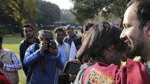 El Supremo indio reabre la puerta a la legalización de las relaciones homosexuales Activistas de la comunidad de lesbianas, gays, bisexuales y transexuales (LGBT), tras una vista hoy en el Supremo sobre la ley que criminaliza a los gays en Nueva Delhi (India).