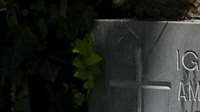 Detalle de una placa en el 'Jardin de la Rosas' con los nombres de los seis sacerdotes jesuitas, cinco de ellos españoles, asesinados en 1989.