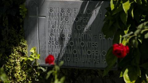 Detalle de una placa en el 'Jardin de la Rosas' con los nombres de los seis sacerdotes jesuitas, cinco de ellos españoles, asesinados en 1989.