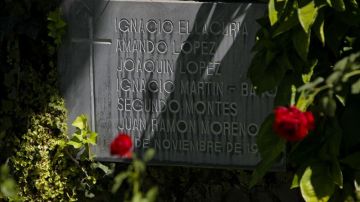 Detalle de una placa en el 'Jardin de la Rosas' con los nombres de los seis sacerdotes jesuitas, cinco de ellos españoles, asesinados en 1989.