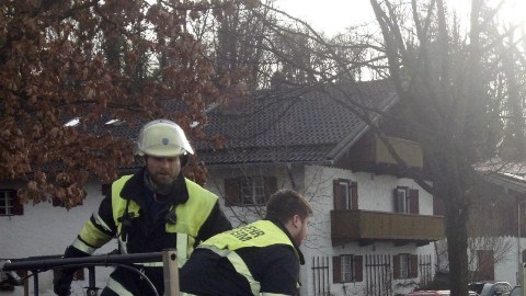 Bomberos trabajan en el lugar donde se ha producido el choque de dos trenes en Bad Aibling (Alemania).