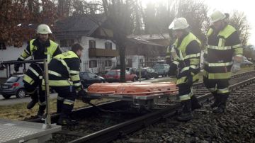 Bomberos trabajan en el lugar donde se ha producido el choque de dos trenes en Bad Aibling (Alemania).