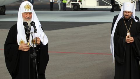 El patriarca ruso, Kiril (i), a su arribo al aeropuerto José Martí de La Habana.