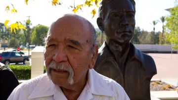 Silvino Ramírez junto a un busto conmemorativo de su padre, Lorenzo Ramírez, develando en Orange, California.