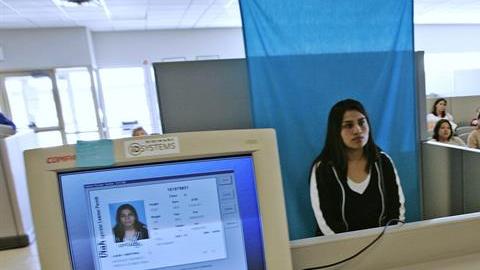 El proyecto de ley reemplaza las licencias de conducir para indocumentados por "tarjetas de conducir".
