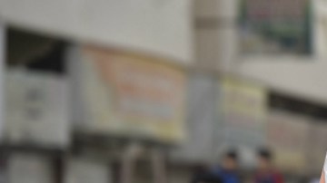 Un manifiestante opositor se enfrenta a la policía en el pueblo de Duraz, Baréin, en la víspera del cuarto aniversario de las protestas que estallaron contra el régimen, el año pasado.