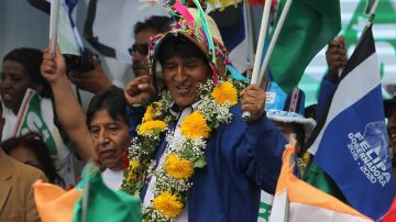 El presidente de Bolivia, Evo Morales (d) participa  junto a miles de simpatizantes en el cierre de campaña  del Movimiento al Socialismo (MAS).