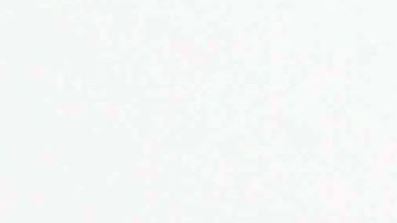 Un rebelde libio corre para protegerse detrás de una camioneta con armas antiaéreas.