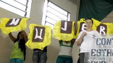 Representantes de mujeres trabajadoras paraguayas, en su mayoría procedentes del sector del trabajo informal, reclamaron en el Congreso paraguayo una mayor participación política femenina para asegurar sus derechos en el marco del Día de la Mujer Paraguaya, que se conmemora hoy.