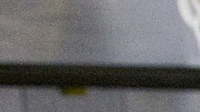 Las reclusas Vanessa Romero (izq.) y Airam Beltrán (dcha.) se saludan después de logar la preparación de un plato en el Centro de Detención Las Colinas de San Diego, California.